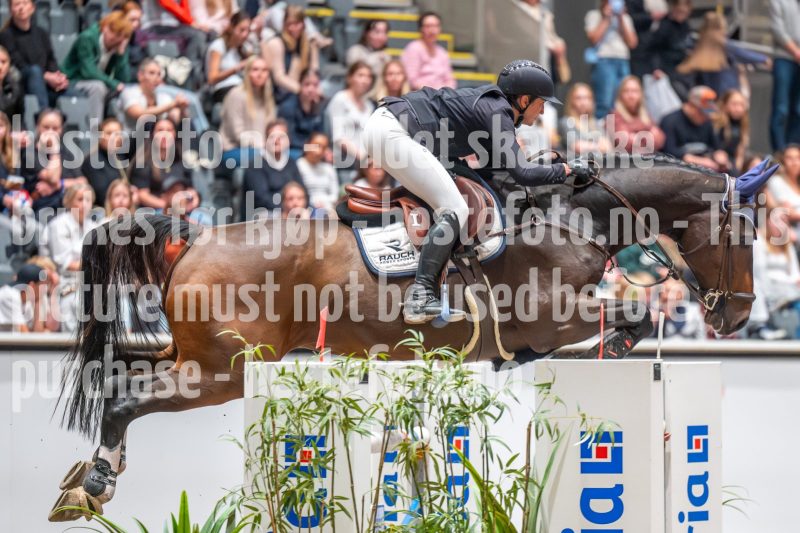 20241019-222419-2024-10-19-22-24-19-04-NIKON-Z-6-2
